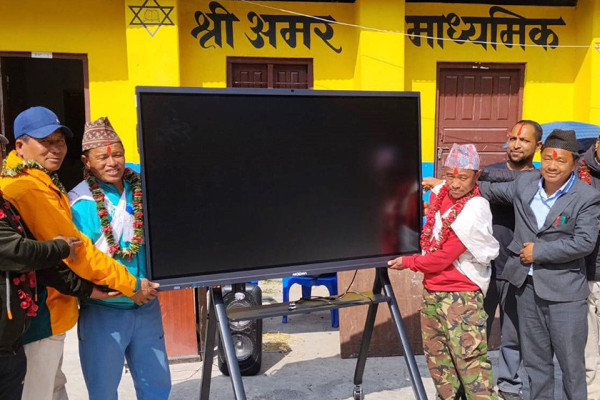 चिमखोलाका विद्यालयलाई ‘स्मार्ट बोर्ड’ सहयोग